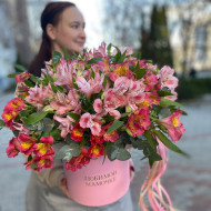 Композиция "Алстромерия в цилиндре"