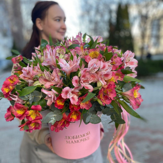 Композиция "Алстромерия в цилиндре"