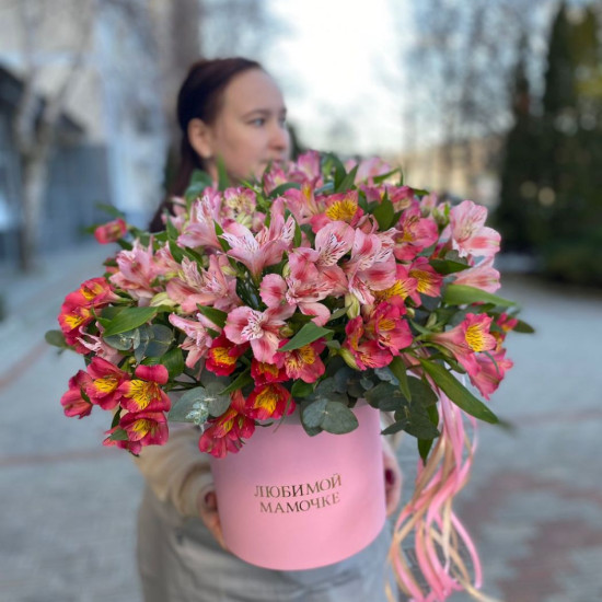 Композиция "Алстромерия в цилиндре"