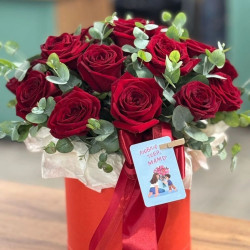 Розы в цилиндре с эвкалиптом