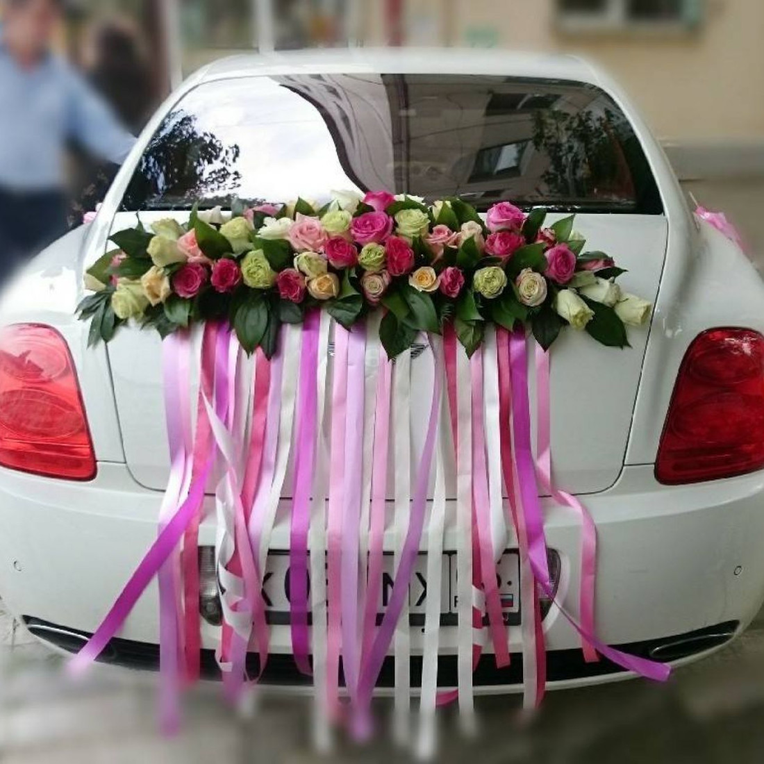 Украсить автомобиль. Свадебные украшения на машину. Украшение машины невесты. Украсить машину на свадьбу. Необычное украшение свадебной машины.