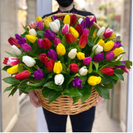 Композиция из тюльпанов в корзине