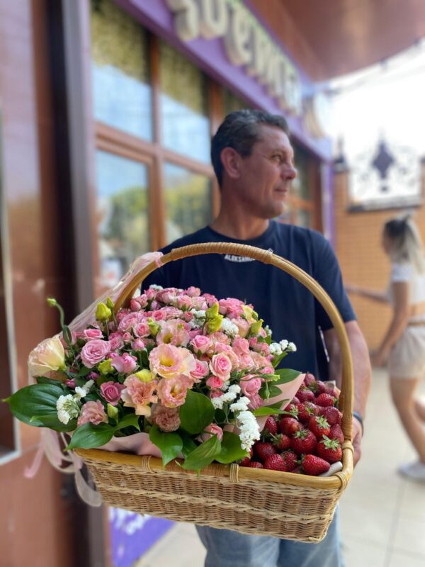 Корзина "Ягоды и цветы"